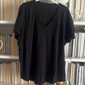 LULULEMON NWOT Women’s V Neck shirt